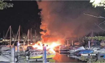  ?? FOTO: FEUERWEHR KRESSBRONN ?? Boote in Flammen: Gegen 1.30 Uhr Uhr wählte ein Yachtinhab­er den Notruf.