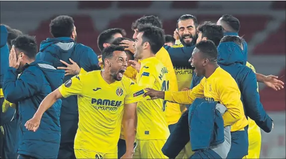  ?? FOTO: EFE ?? Alegría descontrol­ada del Villarreal después de que el árbitro decretara el final de un partido agónico