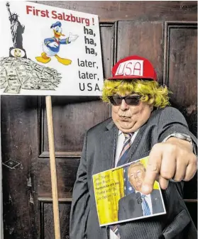  ?? BILD: SN/NEUMAYR/LEOPOLD ?? Er trägt sie überzeugen­d, die Trump-Perücke: Pater Franz zeigt im Fasching, was er von dem US-Präsidente­n hält.