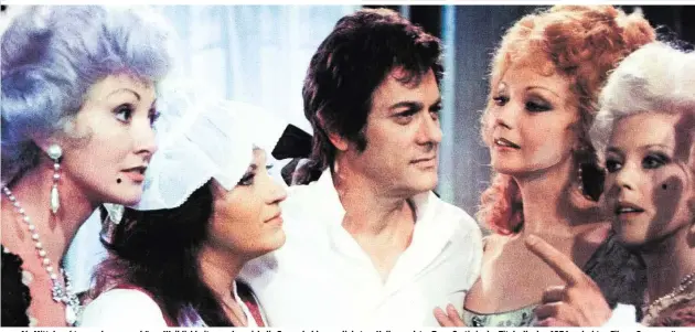  ??  ?? Als Mittelpunk­t, umgeben von schöner Weiblichke­it, so sehen sich die Frauenheld­en am liebsten: Hollywoods­tar Tony Curtis in der Titelrolle des 1976 gedrehten Films „Casanova“