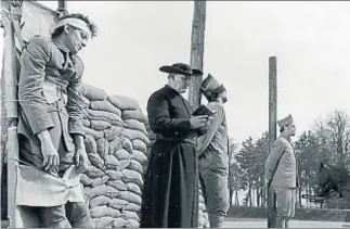  ??  ?? luchó contra Franco en la Guerra Civil, escena que el público español se perdió; a la derecha, los injustos fusilamien­tos de ‘Senderos de gloria’, película que Francia prohibió porque había obrado del mismo modo en la Primera Guerra Mundial.