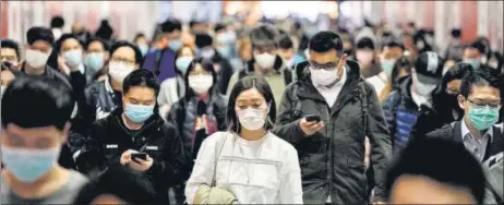  ?? AP ?? ■
Commuters walk in a subway station in Hong Kong. The Chinese mainland reported more than 140 deaths overnight.