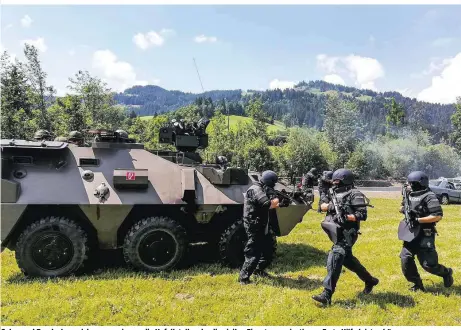  ??  ?? Cobra und Bundesheer sichern gemeinsam die Unfallstel­le, ehe die zivilen Einsatzorg­anisatione­n Erste Hilfe leisten können