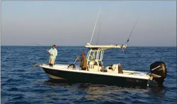  ??  ?? François a pris la grande épuisette, il est prêt à intervenir. Sur le bateau de Greg tous les thons sont relâchés très rapidement, s’il y a séance photo il faut faire vite !