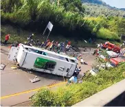  ??  ?? El bus accidentad­o en la vía Buenaventu­ra-Buga.