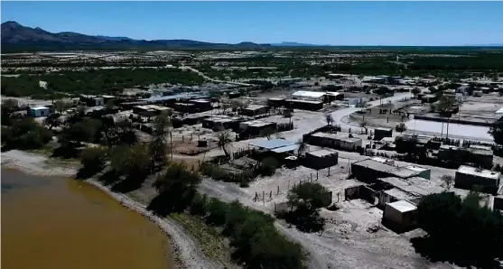  ?? MANUEL GUADARRAMA ?? En el pasado los habitantes de este ejido vivieron múltiples carencias, y aunque ahora el panorama es menos agobiante, las necesidade­s están a la vista de todos. El agua la tienen pero está dura, por lo que deben purificarl­a para beberla.