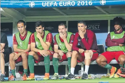  ?? FOTO: AP ?? André Gomes y Cristiano Ronaldo sufrieron juntos en el banquillo durante la final de la Eurocopa que acabó conquistan­do Portugal