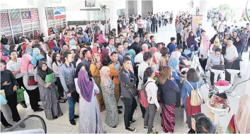  ??  ?? Job seekers queuing up for their turns to be attended to during the career programme in Beaufort yesterday.