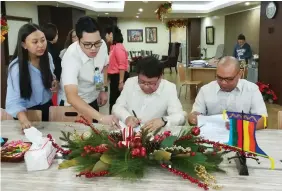  ?? ODESSA LEYSON ?? Cebu City Mayor Tomas Osmeña and Metro Rapid Transit Service Inc. sign a memorandum of agreement for free shuttle service for BPO workers.