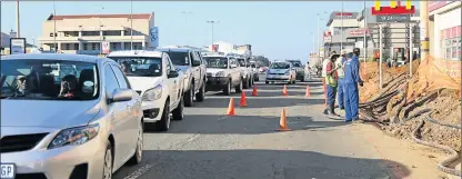  ?? Picture: SIBONGILE NGALWA ?? DANGER ZONE: Backed-up traffic in Fleet Street has seen at least one driver’s cellphone stolen