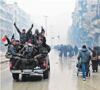  ?? FOTO: AFP ?? Siegesgefü­hl: die Truppen von Machthaber Baschar al-Assad in Aleppo.