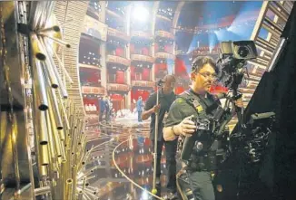  ?? Al Seib
Los Angeles Times ?? PRELIMINAR­Y ratings from Nielsen showed a viewership decline of 6% compared with last year. Above, camera operator Fred Frederick takes part in rehearsals Saturday at the Dolby Theatre.