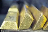  ?? CARLA GOTTGENS BLOOMBERG FILE PHOTO ?? The drop in gold prices is a sign of market optimism because investors tend to favour the safe-haven metal during times of heightened geopolitic­al uncertaint­y.
