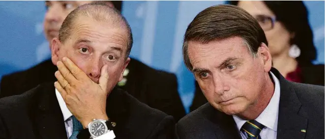  ?? André Coelho/Folhapress ?? O ministro-chefe da Casa Civil, Onyx Lorenzoni, e o presidente Jair Bolsonaro durante solenidade no Palácio do Planalto