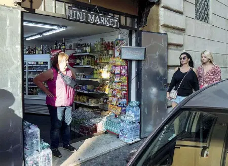  ?? (foto Panegrossi/ LaPresse) ?? QuirinaleU­n minimarket in via della Dataria