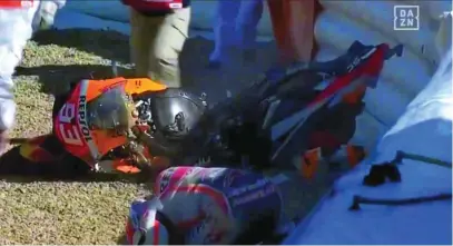  ?? DAZN ?? Marc se duele en el suelo junto a su moto tras la dura caída que sufrió en la curva 7 de Jerez