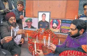  ?? HT PHOTO ?? People light candles as they pay tributes to security personnel who lost their lives in the Pathankot attack, at Company Bagh in Amritsar on Sunday.