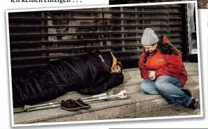  ??  ?? Sozialarbe­iter versuchen Obdachlose in ein Notquartie­r zu bringen oder sie zumindest mit Kleidung zu versorgen.