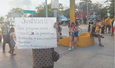 ??  ?? Ciudadanos protestaro­n en contra de la muerte de una mujer a manos de policías /RAFAEL MARTÍNEZ