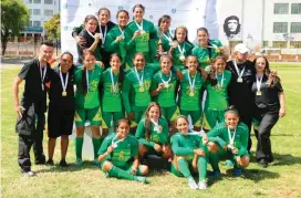  ?? FOTO ?? César Valoyes, jugador de Patriotas, fue el invitado especial en la final del fútbol femenino en Boyacá.