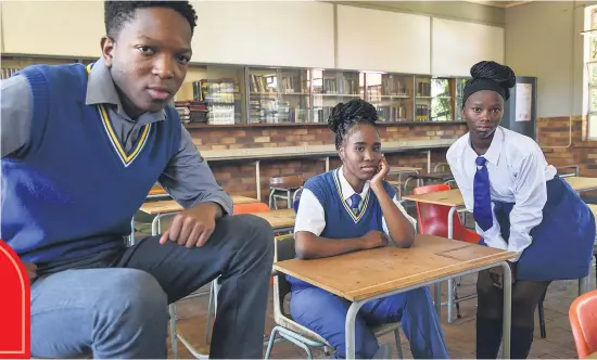  ?? Picture: Jacques Nelles ?? DEFIANT. FH Odendaal pupils Ofentse Laka (Grade 10), left, Lindie Mahlangu (Grade 12) and Tshegofats­o Mokau (Grade 10) all prefer to be taught in Afrikaans.