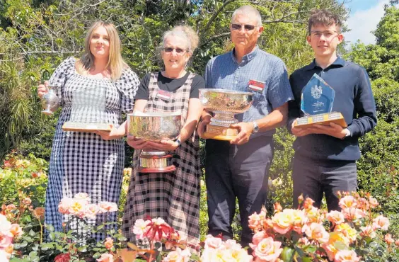  ?? Photo / Danielle Zollickhof­er ?? Rob Somerfield (second right) with his wife, Linda (second left), their daughter, Kate, and their nephew, Fraser Clarke, and the five awards he won for his roses.