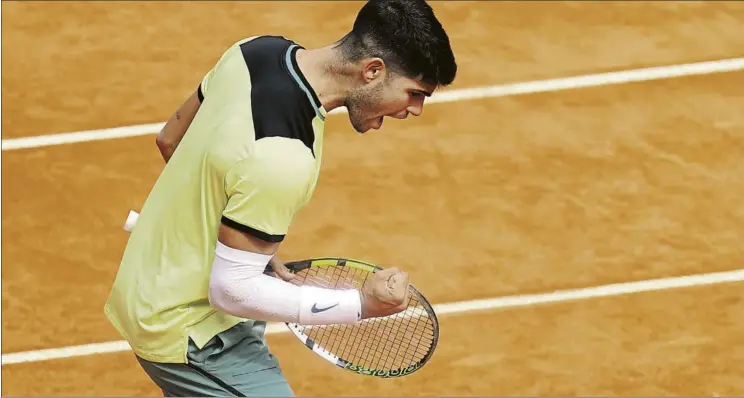  ?? FOTO: GETTY ?? Carlos Alcaraz, de vuelta al circuito tras la lesión en el antebrazo derecho. Lució la protección que lleva desde hace días, pero se sintió bien, demostránd­olo con un buen tenis frente a Alexander Shevchenko