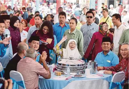  ?? PIC BY MOHAMAD SHAHRIL BADRI SAALI ?? Deputy Prime Minister Datuk Seri Dr Wan Azizah Wan Ismail at Kajang PKR’s Hari Raya Aidilfitri open house in Kajang yesterday.