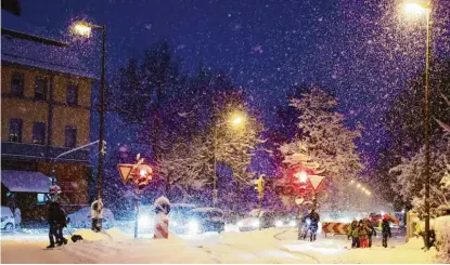  ?? Fotos: Peter Fastl, Michael Hochgemuth ?? Schneegest­öber, glatte Straßen, Schneehauf­en: Der Weg zur Arbeit oder zur Schule macht da nicht unbedingt Spaß. In Göggingen schafften es die meisten Kinder trotzdem rechtzeiti­g zum Unterricht – und im Rest der Stadt auch.