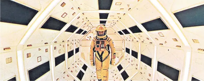  ??  ?? ► Kubrick y el escritor Arthur C. Clarke crearon el guión de la enorme y enigmática 2001: una odisea espacial.