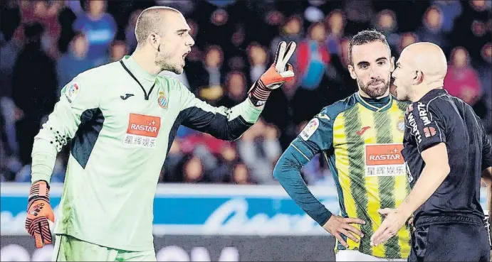  ?? DAVID AGUILAR / EFE ?? El porter blanc-i-blau Pau protestant una decisió de l’àrbitre González Fuertes, que va deixar l’Espanyol amb un home menys a la primera part per expulsió d’Hermoso