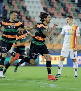  ??  ?? L’esultanza Forte, centravant­i del Venezia, festeggia il gol che sancirà la vittoria dei lagunari sul Lecce nella semifinale play off per la promozione in A. Giovedì è in calendario il ritorno al Via del Mare (foto LaPresse)