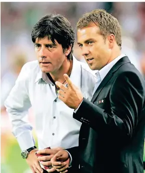  ?? FOTO: THOMAS KIENZLE/AP ?? 2. September 2006: Der neue Bundestrai­ner Joachim Löw (l.) und sein Co-Trainer Hansi Flick vor dem Spiel gegen Irland in Stuttgart.