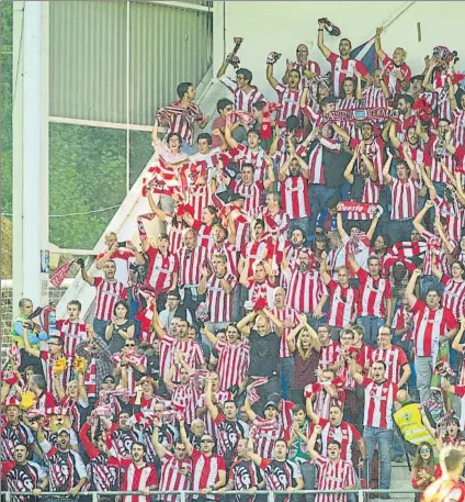  ?? FOTO: JUAN ECHEVERRÍA ?? Fidelidad La hinchada rojiblanca se desplazó en buen número a Eibar para apoyar una vez más a los leones