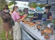  ?? LAUREN HALLIGAN — MEDIANEWS GROUP ?? Customers check out NightWork Bread Co. at the Spa City Farmers’ Market.