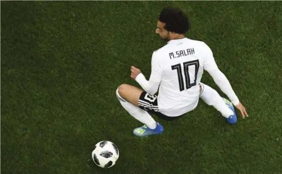  ?? © Christophe Simon/afp ?? Mo Salah droeg de hoop van een natie van honderd miljoen voetbalgek­ken op zijn schouders.