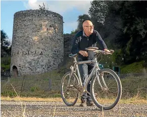  ?? MYTCHALL BRANSGROVE/STUFF ?? Geraldine bed and breakfast owner John Jensen, pictured near the Kakahu limestone kiln, is proposing a new cycle trail through the Geraldine, Pleasant Point and Temuka areas.