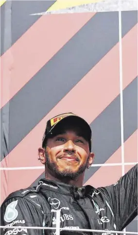  ??  ?? Lewis Hamilton volvió a los más alto del podio en Silverston­e y ya está a solo ocho puntos de su máximo rival, Max Verstappen, que acabó en el hospital