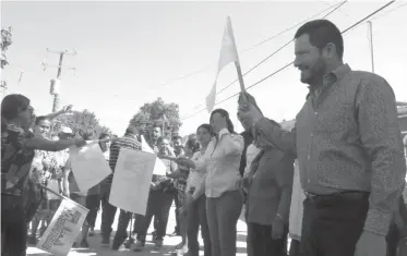  ?? /FERNANDO SUÁREZ ?? El alcalde de Matamoros, Horacio Piña da banderazo a obra de drenaje