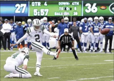  ?? BILL KOSTROUN - THE ASSOCIATED PRESS ?? Jets kicker Jason Myers, with Lac Edwards holding, makes his sixth field goal of last Sunday’s game against the Indianapol­is Colts in East Rutherford, N.J.