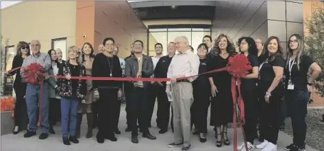  ?? ELIZABETH MAYORAL CORPUS PHOTO ?? Authoritie­s from the City of El Centro joined together for the ribbon cutting ceremony to inaugurate the city’s new public library during Opening Day, Nov. 10, in El Centro.