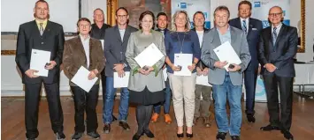  ?? Foto: IHK/Stefan Bösel ?? Bei der Feierstund­e der IHK für München und Oberbayern wurden von IHK Präsident Eberhard Sasse (2. von rechts) und Fritz Pe ter, Sprecher des regionalen IHK Forums, neun Prüferinne­n und Prüfer aus dem Landkreis Neuburg Schrobenha­usen mit der gol denen...