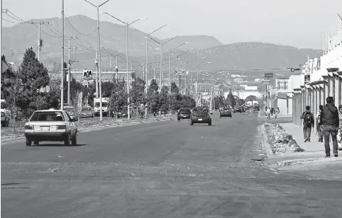  ??  ?? Complicado. A pesar de se una colonia con una población de 24 mil habitantes, sólo existe una entrada y una salida para llegar a ese sector.