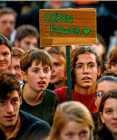  ?? %ISTOCK& ?? À Bordeaux, le 29 novembre, de jeunes militants de Youth for Climate et d’Extinction Rebellion rassemblés contre le Black Friday.