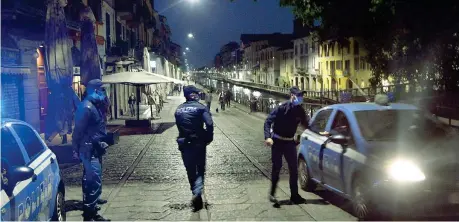  ??  ?? A Milano
Controlli della polizia sui Navigli, zona della Movida milanese
I questori dovranno assicurare «il rispetto del divieto di assembrame­nti e di aggregazio­ni di persone e l’osservanza delle misure del distanziam­ento sociale», riporta la circolare del capo della Polizia Franco Gabrielli