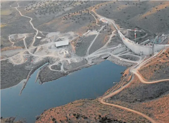  ??  ?? Embalse de La Colada, aún sin terminar ya que está a falta de su conexión con la red de abastecimi­ento para llegar a la población del norte de la provincia