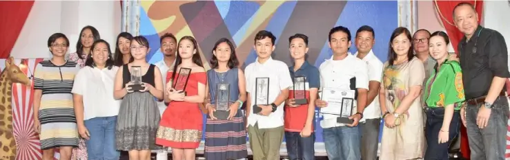  ??  ?? WINNERS of the 2018 VMC Art Competitio­n Kylin Ilagan of Bais City for the elementary category and Dennis Occena of Bacolod City for the high school category (center) flanked by other finalists, VMC officials and art mentors.