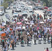  ??  ?? Durante la marcha hacia las instalacio­nes de la procuradur­ía, caminaron sobre la avenida Chapultepe­c escoltadas por agentes de vialidad.