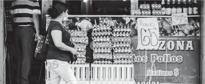  ?? RENÉ CORRALES ?? Familias enfretan el encarecimi­ento diario de alimentos/