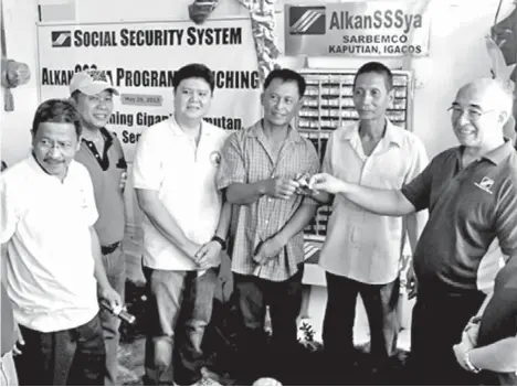  ??  ?? SSS PRESIDENT AND CEO Emilio de Quiros turns over the AlkanSSSya keys to Joel P. Mamac, Sarbemco chair, and Ronie D. Aque, Sarfisco chairman. With them in photo are Vice Mayor Al David T. Uy, deputy mayor Ricardo Tacsanan and Atty. Eddie A. Jara.